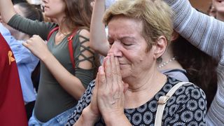 Velik broj vjernika sudjelovalo u procesiji u kojoj je nošeno tijelo Leopolda Bogdana Mandića od crkve Gospe od zdravlja do katedrale sv. Stošije Velik broj vjernika sudjelovalo u procesiji u kojoj je nošeno tijelo Leopolda Bogdana Mandića od crkve Gospe od zdravlja do katedrale sv. Stošije