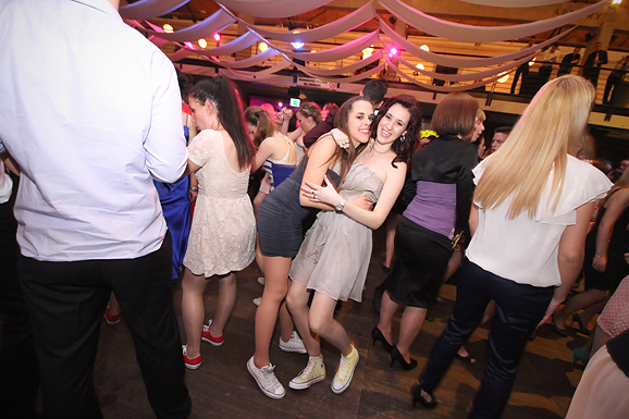 Maturalna večer Gimnazije Vladimira Nazora (foto:Saša Čuka) Maturalna večer Gimnazije Vladimira Nazora (foto:Saša Čuka)