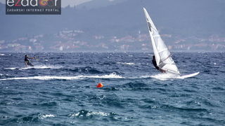 Guštanje surfera u jakom jugu Guštanje surfera u jakom jugu