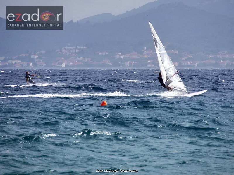 Guštanje surfera u jakom jugu Guštanje surfera u jakom jugu