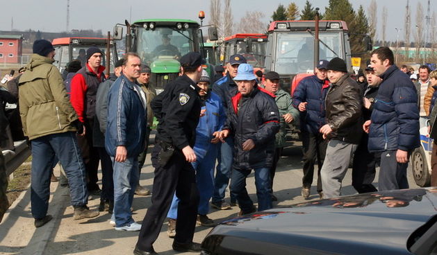 Vinkovci, 070310. Seljaci koji su napravili blokadu traktorima juzne vinkovacke obilaznice krenuli su prema Vinkovcima. Zaustavljeni su nakon nekoliko stotina metara dolaskom interventne policije.  Na fotografiji: Prilikom intervencije doslo je do nagurav