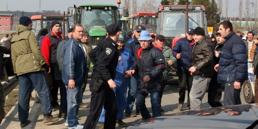 Vinkovci, 070310. Seljaci koji su napravili blokadu traktorima juzne vinkovacke obilaznice krenuli su prema Vinkovcima. Zaustavljeni su nakon nekoliko stotina metara dolaskom interventne policije. Na fotografiji: Prilikom intervencije doslo je do nagurav Vinkovci, 070310. Seljaci koji su napravili blokadu traktorima juzne vinkovacke obilaznice krenuli su prema Vinkovcima. Zaustavljeni su nakon nekoliko stotina metara dolaskom interventne policije. Na fotografiji: Prilikom intervencije doslo je do nagurav