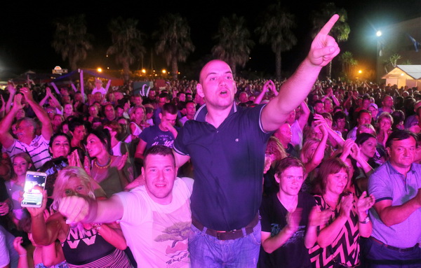 Virsko ljeto 2016: Tomislav Bralić i klapa Intrade oduševili 12 tisuća obožavatelja na virskoj rivi Virsko ljeto 2016: Tomislav Bralić i klapa Intrade oduševili 12 tisuća obožavatelja na virskoj rivi