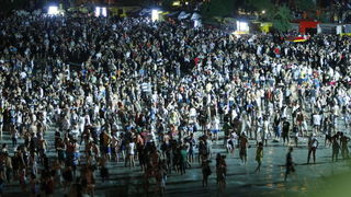 Split, 200810.
Koncert “Funk on the beach” u cast preminulog Dina Dvornika odrzan je na plazi Bacvice u organizaciji Deana Dvornika. Koncert je kasnio dva sata, dok je vise od 6 tisuca poklonika Dina Dvornika cekalo pocetak.
Foto: Duje Klaric / CROPIX Split, 200810.
Koncert “Funk on the beach” u cast preminulog Dina Dvornika odrzan je na plazi Bacvice u organizaciji Deana Dvornika. Koncert je kasnio dva sata, dok je vise od 6 tisuca poklonika Dina Dvornika cekalo pocetak.
Foto: Duje Klaric / CROPIX