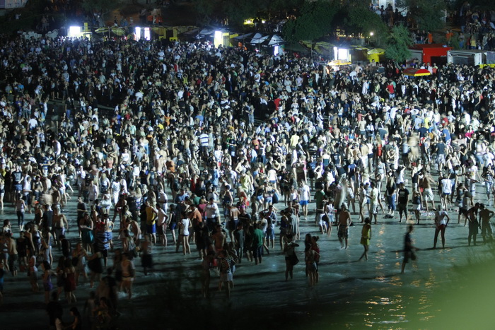 Split, 200810.
Koncert “Funk on the beach” u cast preminulog Dina Dvornika odrzan je na plazi Bacvice u organizaciji Deana Dvornika. Koncert je kasnio dva sata, dok je vise od 6 tisuca poklonika Dina Dvornika cekalo pocetak.
Foto: Duje Klaric / CROPIX Split, 200810.
Koncert “Funk on the beach” u cast preminulog Dina Dvornika odrzan je na plazi Bacvice u organizaciji Deana Dvornika. Koncert je kasnio dva sata, dok je vise od 6 tisuca poklonika Dina Dvornika cekalo pocetak.
Foto: Duje Klaric / CROPIX