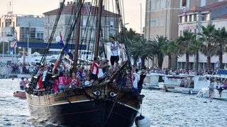 Svečani doček zadarskih Vatrenih: Jedrenjakom Branimir plovili od Gradskog mosta do gata na zadarskoj rivi