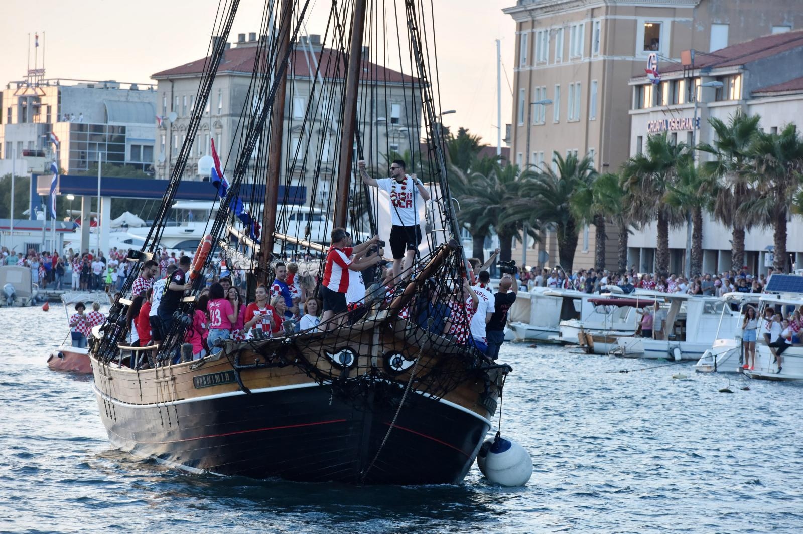 Svečani doček zadarskih Vatrenih: Jedrenjakom Branimir plovili od Gradskog mosta do gata na zadarskoj rivi