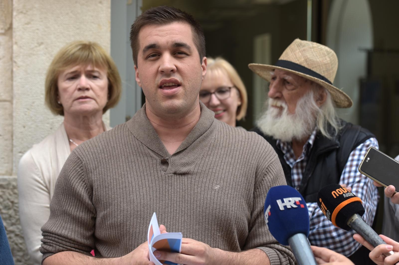 Mještani Petrčana okupili se ispred Turističke zajednice grada Zadra