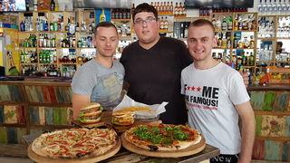 Vrhunska ponuda pizza i hamburgera u Famous Beach Bar & Grillu. Predstavljamo pizze Bianca i Rukola & Mozarella te Famous i Western hamburgeri