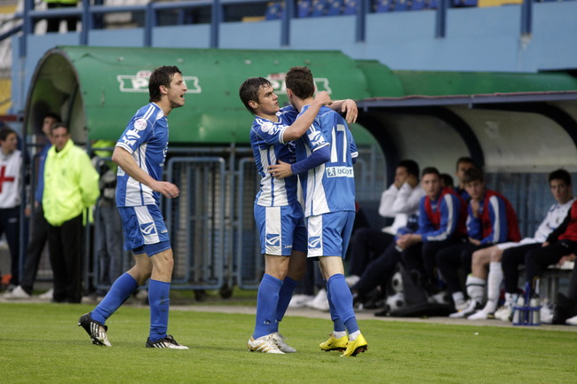 Varazdin, 080510.
Na gradskom stadionu u Varazdinu igra se 29. kolo prve HNL izmedju Varteksa i Zadra. Varteks je pobjedio 1:0 pogotkom Matije Smrekara.
Na slici: slavlje Varteksa, Josip Golubar, Josip Brezovec i Matija Smrekar.
Foto: Zeljko Hajdinjak / C