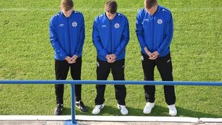 Na stadionu u Stanovima položeni vijenci i zapaljene svijeće za Hrvoja Ćustića Na stadionu u Stanovima položeni vijenci i zapaljene svijeće za Hrvoja Ćustića