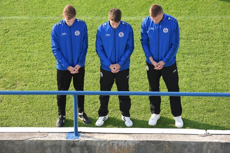 Na stadionu u Stanovima položeni vijenci i zapaljene svijeće za Hrvoja Ćustića Na stadionu u Stanovima položeni vijenci i zapaljene svijeće za Hrvoja Ćustića
