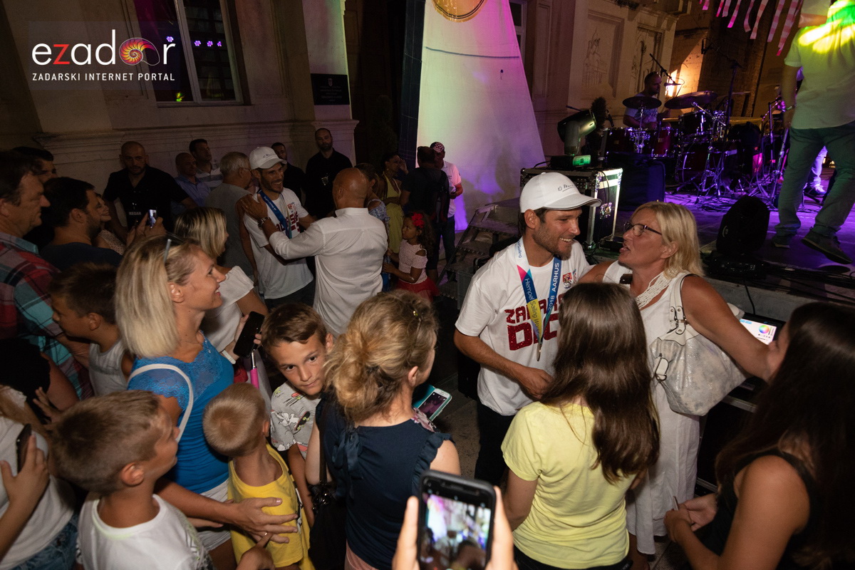 Svečani doček svjetskih prvaka Mihovila i Šime Fantele na Narodnom trgu Svečani doček svjetskih prvaka Mihovila i Šime Fantele na Narodnom trgu