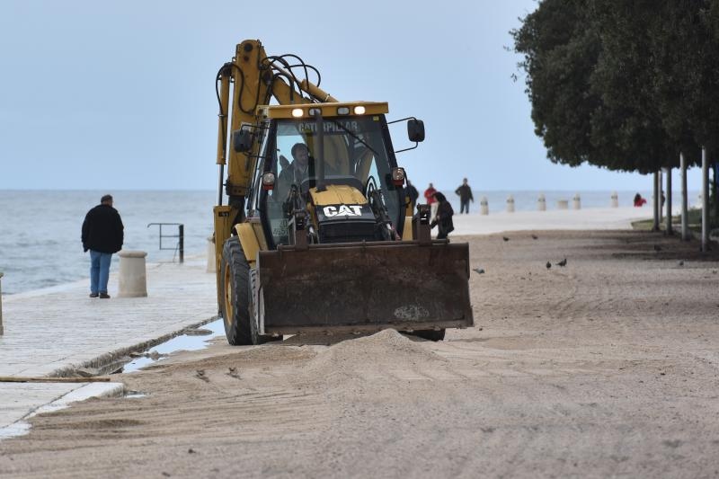 Nakon juga ostala oštećenja na zadarskoj rivi. Foto: Dino Stanin/PIXSELL