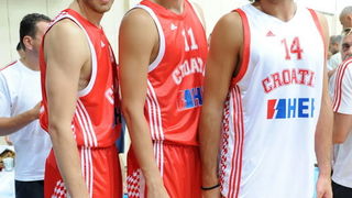 Zadar, 220810.
U sportskom centru Visnjik danas su predstavljeni adidas dresovi hrvatske kosarkaske reprezentacije u kojima ce nastupati na svjetskom prvenstvu u kosarci u Turskoj. Ujedno to je i pocetak cetvorogodisnje sponzorske suradnje adidasa i Hrvat Zadar, 220810.
U sportskom centru Visnjik danas su predstavljeni adidas dresovi hrvatske kosarkaske reprezentacije u kojima ce nastupati na svjetskom prvenstvu u kosarci u Turskoj. Ujedno to je i pocetak cetvorogodisnje sponzorske suradnje adidasa i Hrvat