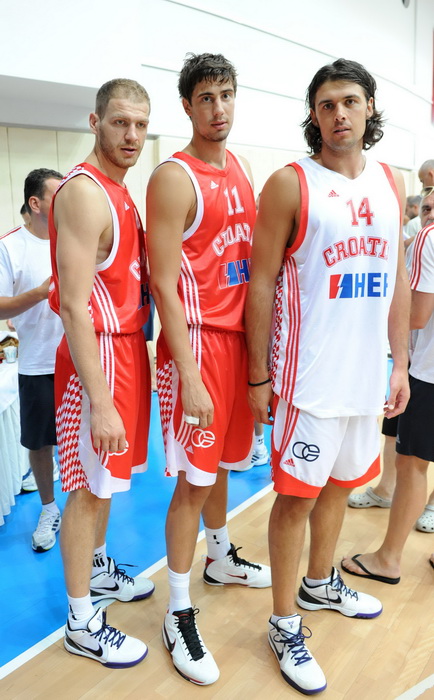 Zadar, 220810.
U sportskom centru Visnjik danas su predstavljeni adidas dresovi hrvatske kosarkaske reprezentacije u kojima ce nastupati na svjetskom prvenstvu u kosarci u Turskoj. Ujedno to je i pocetak cetvorogodisnje sponzorske suradnje adidasa i Hrvat Zadar, 220810.
U sportskom centru Visnjik danas su predstavljeni adidas dresovi hrvatske kosarkaske reprezentacije u kojima ce nastupati na svjetskom prvenstvu u kosarci u Turskoj. Ujedno to je i pocetak cetvorogodisnje sponzorske suradnje adidasa i Hrvat