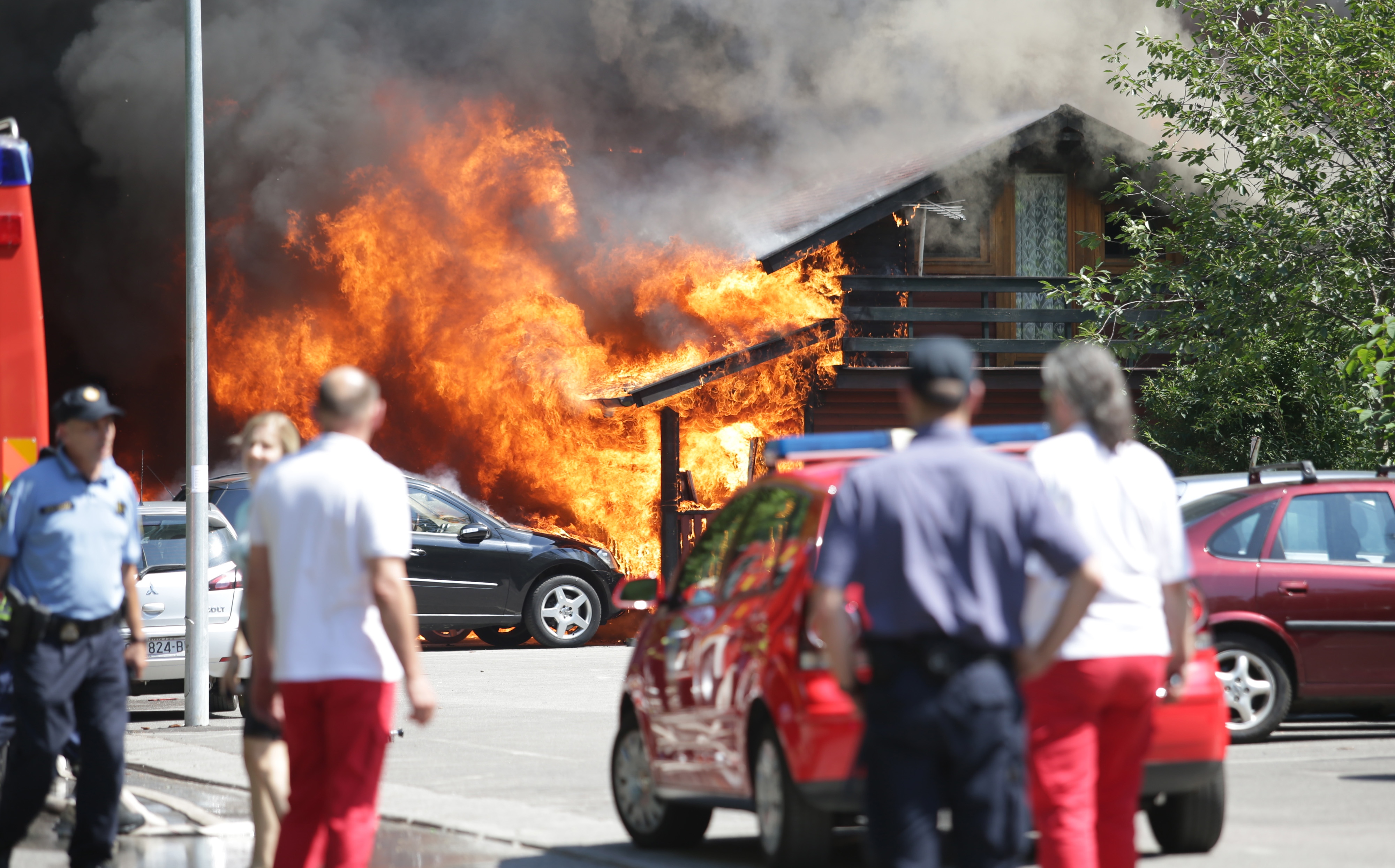 Požar na ŠRC Jelenovac, grad prekriven dimom, zaustavljeni autobusi…