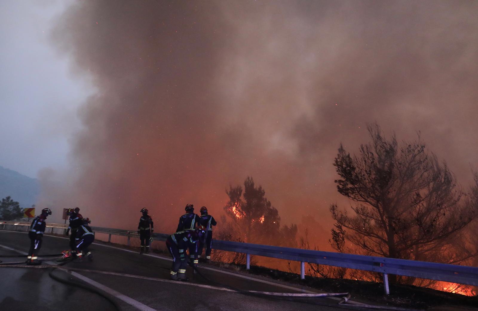 Tučepi: Požar se širi, zahvatio ranč i kuće, vatrogasci u akciji