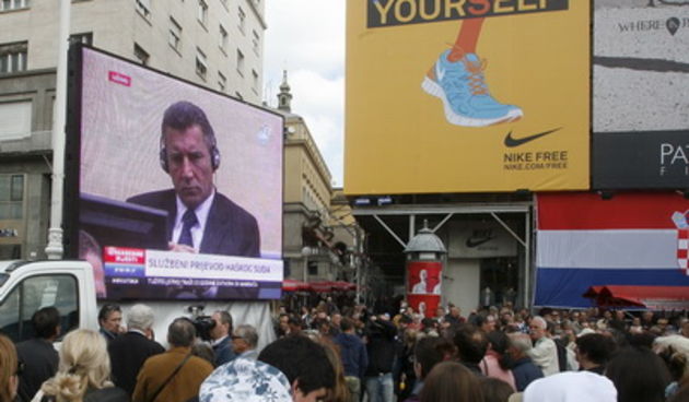 Zagreb, 150411.
Trg bana Josipa Jelacica.
Nakon presude zavladala je tuga medju braniteljima i gradjanima koji su pratili citanje presude na trgu bana Josipa Jelacica.
Foto: Goran Mehkek / CROPIX