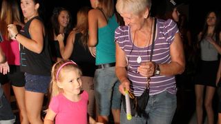 Na Stanovima se Kraljica mira slavi već preko 20 godina, a sinoćnjim misnim slavljem, procesijom i kasnije koncertom na školskom igralištu Stanarci su proslavili još jednu feštu. Koncert su održali grupa Dalmatico i Ivica Sikirić Ićo, foto: I. Perinčić Na Stanovima se Kraljica mira slavi već preko 20 godina, a sinoćnjim misnim slavljem, procesijom i kasnije koncertom na školskom igralištu Stanarci su proslavili još jednu feštu. Koncert su održali grupa Dalmatico i Ivica Sikirić Ićo, foto: I. Perinčić