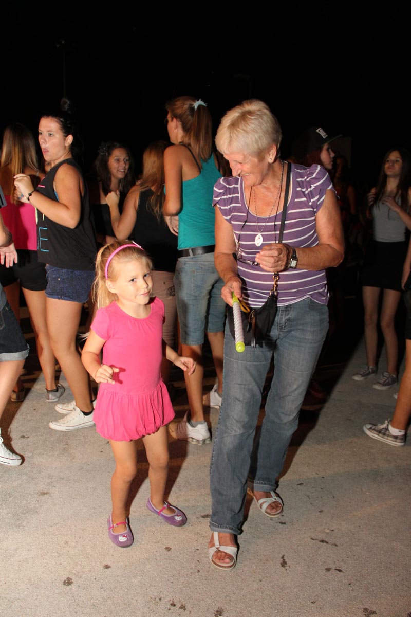 Na Stanovima se Kraljica mira slavi već preko 20 godina, a sinoćnjim misnim slavljem, procesijom i kasnije koncertom na školskom igralištu Stanarci su proslavili još jednu feštu. Koncert su održali grupa Dalmatico i Ivica Sikirić Ićo, foto: I. Perinčić Na Stanovima se Kraljica mira slavi već preko 20 godina, a sinoćnjim misnim slavljem, procesijom i kasnije koncertom na školskom igralištu Stanarci su proslavili još jednu feštu. Koncert su održali grupa Dalmatico i Ivica Sikirić Ićo, foto: I. Perinčić