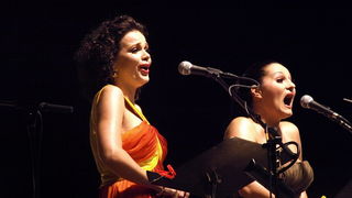 BelCante: Sandra Bagaric i Martina Tomcic ispred crkve sv. Donata BelCante: Sandra Bagaric i Martina Tomcic ispred crkve sv. Donata