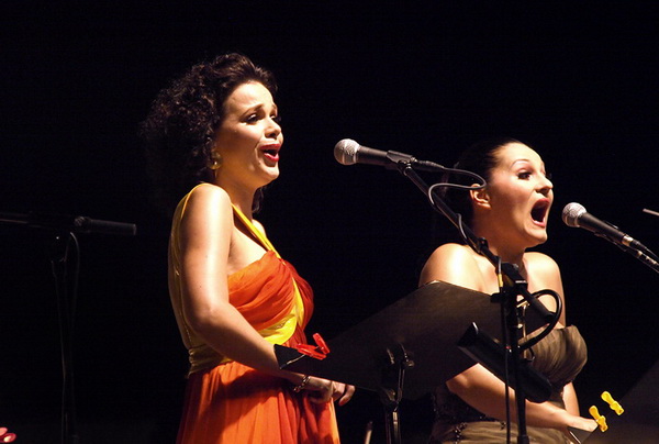 BelCante: Sandra Bagaric i Martina Tomcic ispred crkve sv. Donata BelCante: Sandra Bagaric i Martina Tomcic ispred crkve sv. Donata