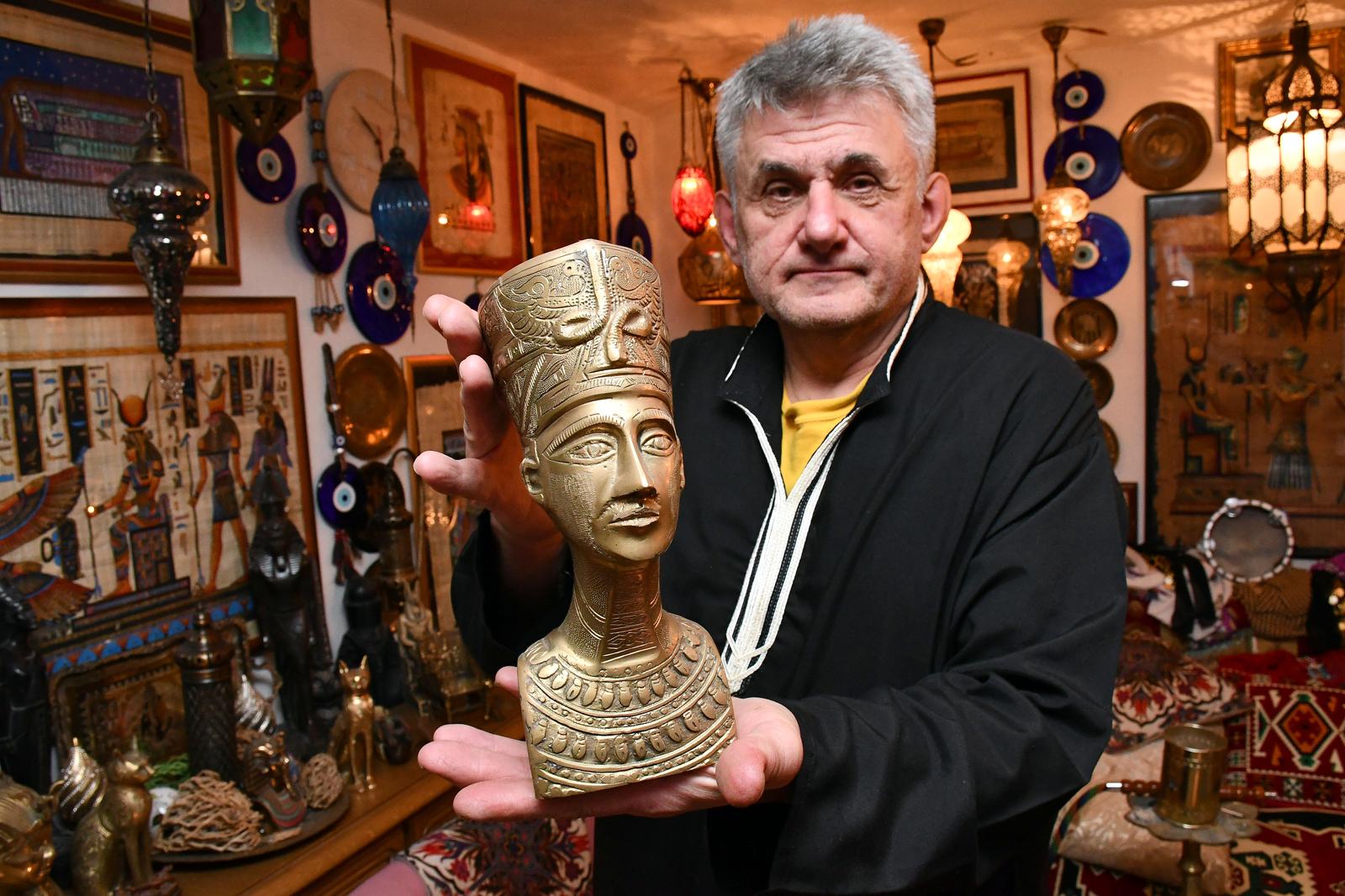 Brođanin Stanislav Hudi živi u kući koju je uredio u egipatskom stilu Brođanin Stanislav Hudi živi u kući koju je uredio u egipatskom stilu