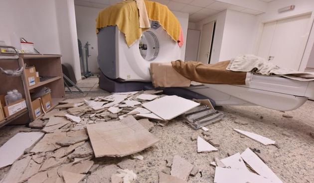 U Sibenskoj opcoj bolnici urusio se strop u prostoriji gdje ce nalazi CT uredjaj. Photo: Hrvoje Jelavic/PIXSELL