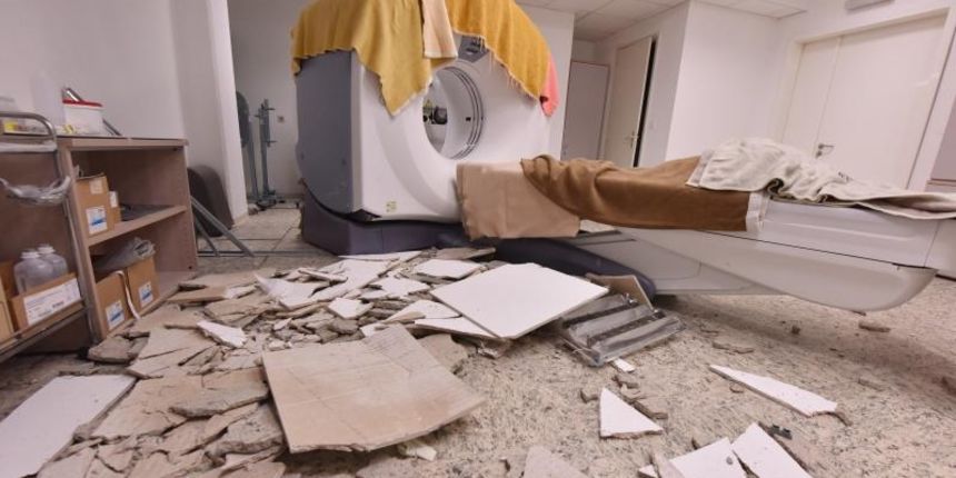 U Sibenskoj opcoj bolnici urusio se strop u prostoriji gdje ce nalazi CT uredjaj. Photo: Hrvoje Jelavic/PIXSELL