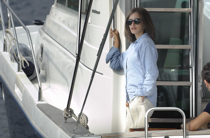 Prigradica, otok Korcula , 270911.
Glumica Penelope Cruz snimljena prilikom ukrcaja u brod Majsan marke Beneteau Antares 10,80  koji ju prebacuje na svjetionik Plocica na snimanje filma” Venuto al mondo”.
Foto: Tom Dubravec /  CROPIX