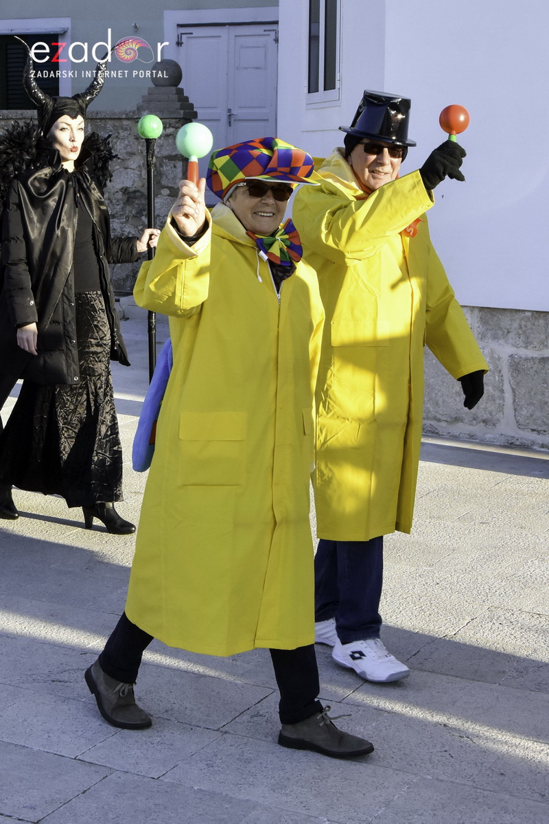 Paški zimski karneval 2018: Karnevalska povorka prošla ulicama grada do Pijace