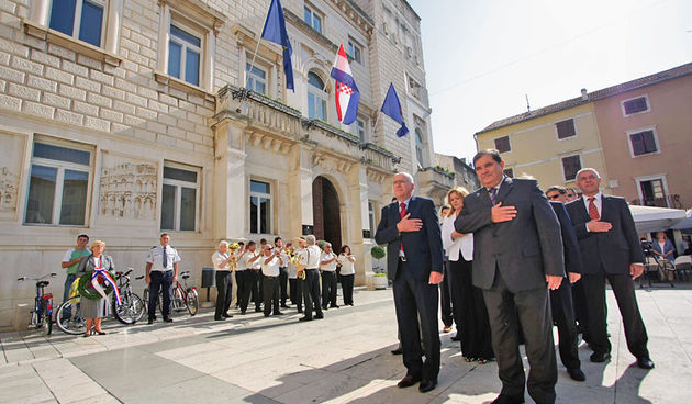 Polaganje vijenca na Narodnom trgu (foto: Marin Gospić)