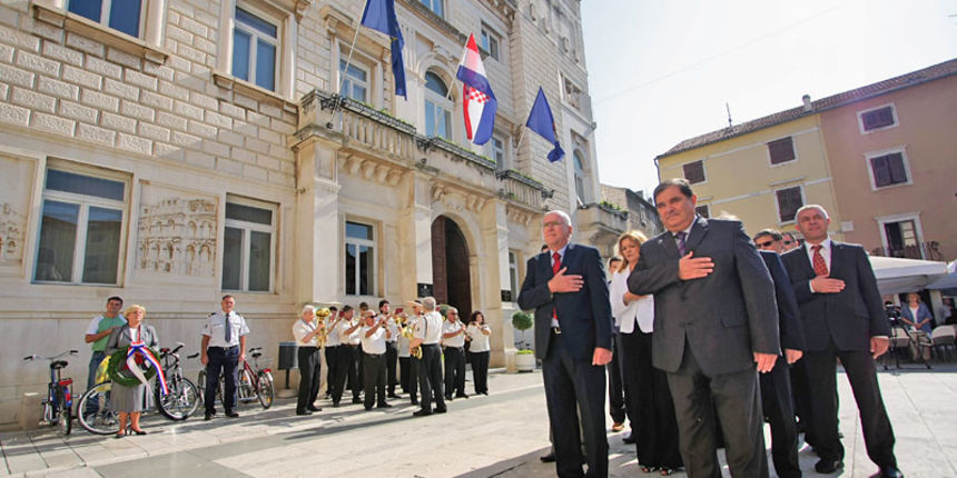 Polaganje vijenca na Narodnom trgu (foto: Marin Gospić)