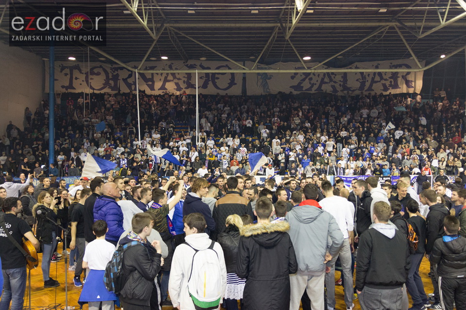 Humanitarno gledanje utakmice Zadar-Cibona (85-84) u Jazinama Humanitarno gledanje utakmice Zadar-Cibona (85-84) u Jazinama