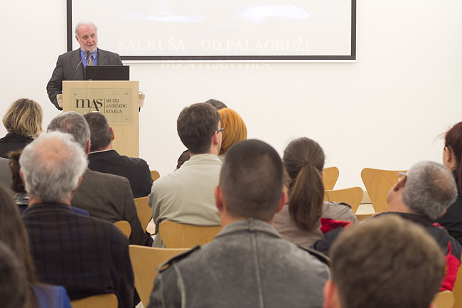 U Muzeju antičkog stakla otvorena je izložba fotografija ”Rota palagruzona” autora Ive Pervana i predavanje ”Falkuša – od Palagruže do Atlantika” profesora Joška Božanića, foto: Leo Banić U Muzeju antičkog stakla otvorena je izložba fotografija ”Rota palagruzona” autora Ive Pervana i predavanje ”Falkuša – od Palagruže do Atlantika” profesora Joška Božanića, foto: Leo Banić