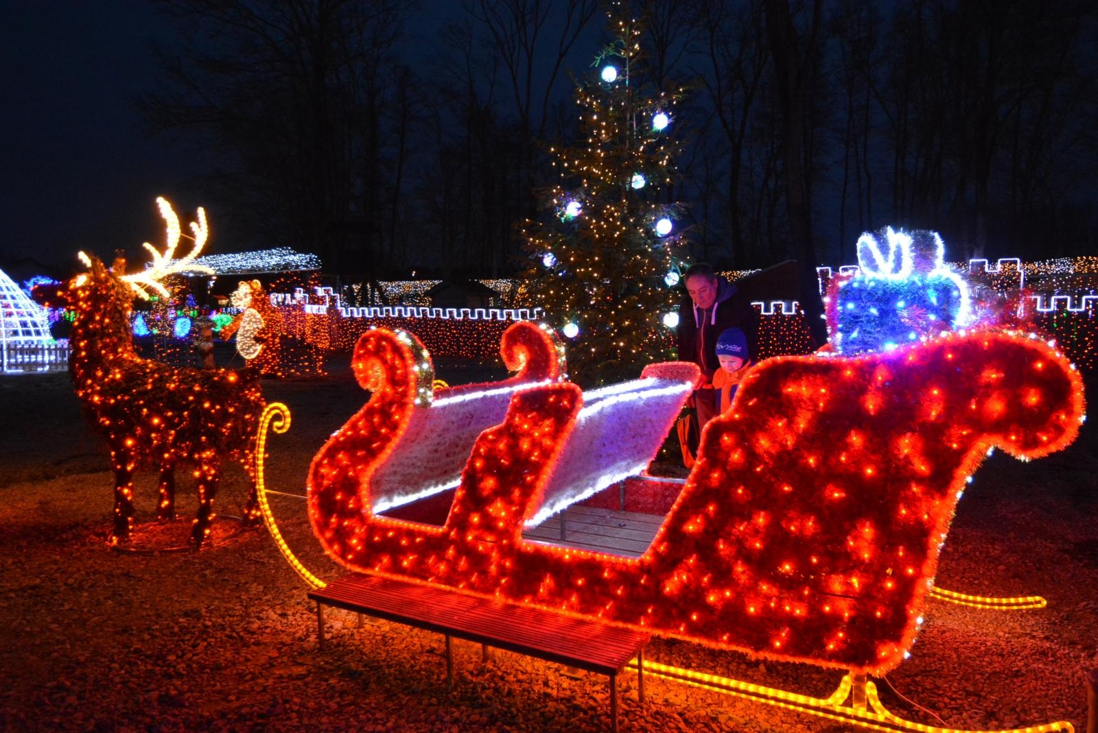 Uz 2,5 milijuna lampica zasjala ovogodišnja božićna bajka u Salajlandu Uz 2,5 milijuna lampica zasjala ovogodišnja božićna bajka u Salajlandu