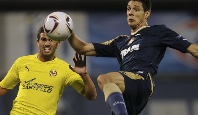 Zagreb, 160910. Stadion Maksimir. Nogometna utakmica, 1. kola Europske Lige, skupine D, izmedju Dinama i spanjolskog Villareala. Na slici: Ante Rukavina i Mateo Musacchio u borbi za loptu. Foto: Drago Sopta / CROPIX