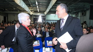 Rovinj, 220410.
Danas je u Rovinju otvorena Windays business konferencija, u organizaciji Microsoft Hrvatska i Jutarnjeg lista. Na otvorenje je dosla premijerka Jadranka Kosor.
Na fotografiji: Jadranka Kosor i Ivica Mudrinic.
Foto: Goran Sebelic / CROPIX