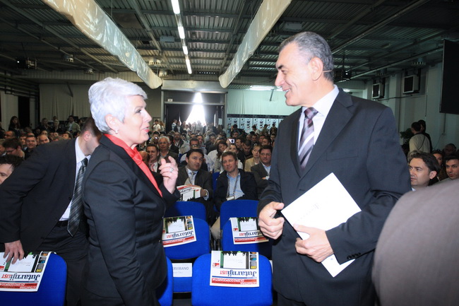 Rovinj, 220410.
Danas je u Rovinju otvorena Windays business konferencija, u organizaciji Microsoft Hrvatska i Jutarnjeg lista. Na otvorenje je dosla premijerka Jadranka Kosor.
Na fotografiji: Jadranka Kosor i Ivica Mudrinic.
Foto: Goran Sebelic / CROPIX