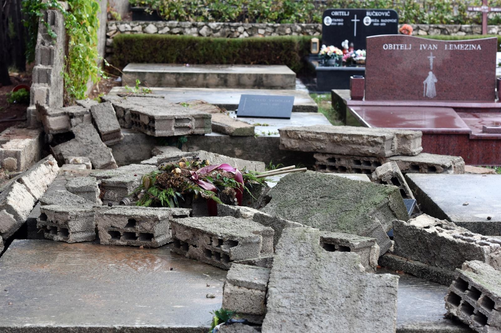 Djelatnici Nasada saniraju štetu na Gradskom groblju Zadar Djelatnici Nasada saniraju štetu na Gradskom groblju Zadar