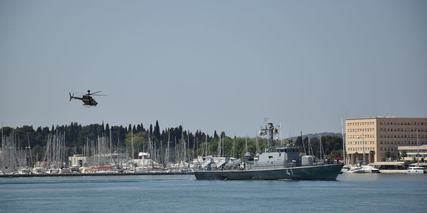 RTOP Vukovar i Kiowa Warrior na splitskoj rivi RTOP Vukovar i Kiowa Warrior na splitskoj rivi