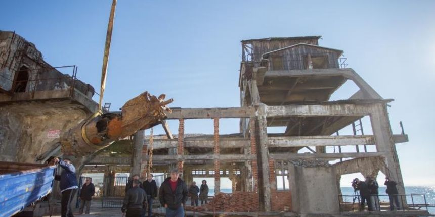 Specijalna policija Ajkule u podrucju ispred lansirne stanice tvornice Torpedo izvukla je s morskog dna jos jedan primjerak torpeda. I ovaj ce primjerak preuzeti Muzej grada Rijeke i uvrstiti ga u svoju Zbirku. Photo: Nel Pavletic/PIXSELL