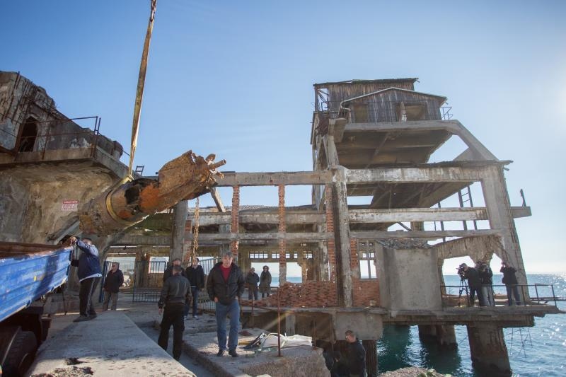 Specijalna policija Ajkule u podrucju ispred lansirne stanice tvornice Torpedo izvukla je s morskog dna jos jedan primjerak torpeda. I ovaj ce primjerak preuzeti Muzej grada Rijeke i uvrstiti ga u svoju Zbirku. Photo: Nel Pavletic/PIXSELL Specijalna policija Ajkule u podrucju ispred lansirne stanice tvornice Torpedo izvukla je s morskog dna jos jedan primjerak torpeda. I ovaj ce primjerak preuzeti Muzej grada Rijeke i uvrstiti ga u svoju Zbirku. Photo: Nel Pavletic/PIXSELL