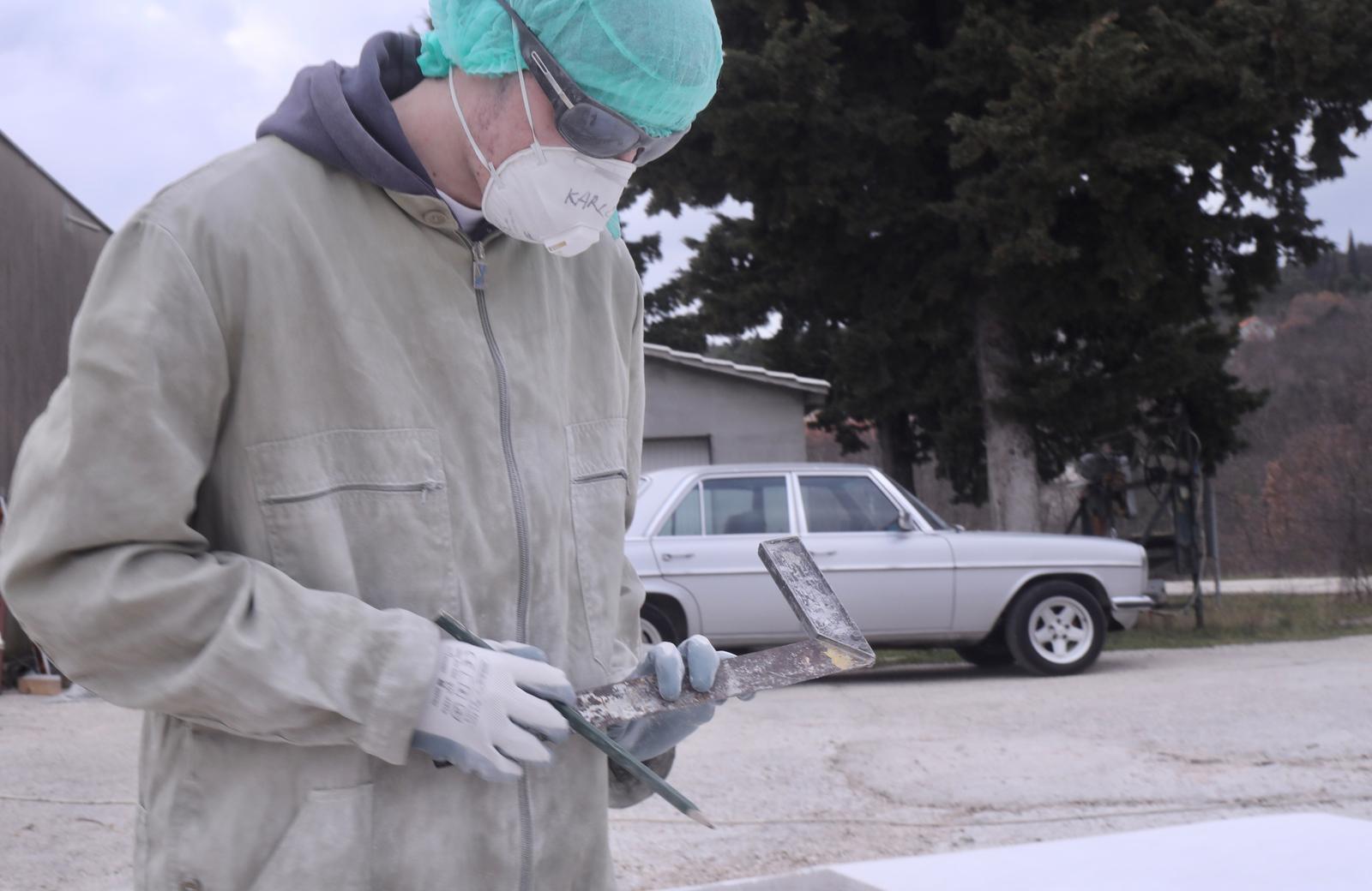 Mladi europski kipari stigli u Imotski, punom parom rade spomenik kultnom Mercedesu Mladi europski kipari stigli u Imotski, punom parom rade spomenik kultnom Mercedesu