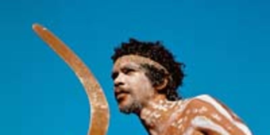 Aboridžin s bumerangom (foto: jupiterimages.com) Aboridžin s bumerangom (foto: jupiterimages.com)