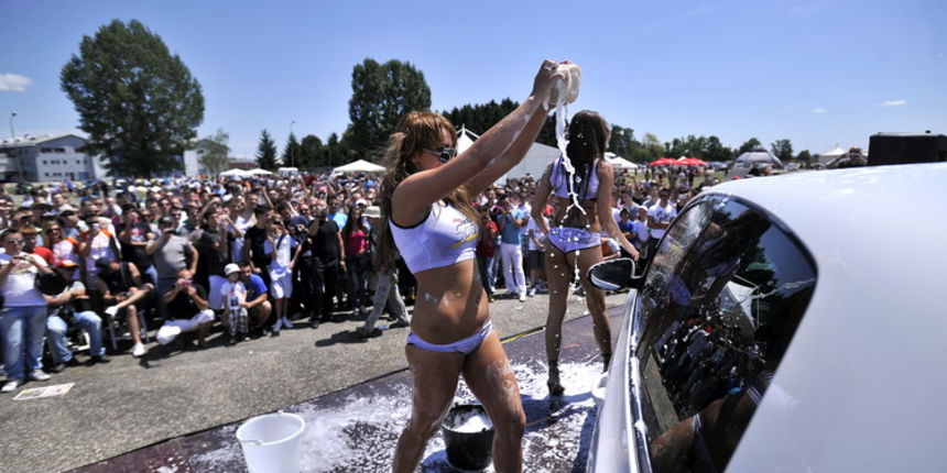 Velika Gorica, 030711.
Pista Zrakoplovno-tehnickog zavoda.
Tradicionalni ‘402 Street race’, natjecanje u ubrzanju na 402 metara duljine staze. Dogadjaj je okupio mnoge posjetitelje koji su mogli, osim samom automobilskom natjecanju, prisustvovati i egzibi Velika Gorica, 030711.
Pista Zrakoplovno-tehnickog zavoda.
Tradicionalni ‘402 Street race’, natjecanje u ubrzanju na 402 metara duljine staze. Dogadjaj je okupio mnoge posjetitelje koji su mogli, osim samom automobilskom natjecanju, prisustvovati i egzibi