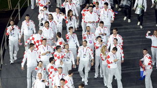 London, 270712.
Olimpijski stadion.
Svecano otvaranje Olimpijskih Igra u Londonu.
Na fotografiji: hrvatski sportasi u defileu, rukometni golman Venio Losert nosi zastavu.
Foto: Drago Sopta / CROPIX