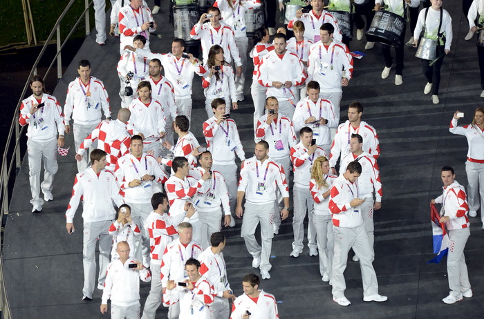 London, 270712.
Olimpijski stadion.
Svecano otvaranje Olimpijskih Igra u Londonu.
Na fotografiji: hrvatski sportasi u defileu, rukometni golman Venio Losert nosi zastavu.
Foto: Drago Sopta / CROPIX