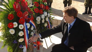 Zadar, 230110.
Povodom obiljezavanja 17. obljetnice vojno – redarstvene  akcije Maslenica , prve velike akcije Hrvatske vojske kojom je oslobodjen veci dio zadarskoga zaledja i omogucen promet izmedju sjevera i juga Hrvatske  polozeni su vjenci u Kasicu i